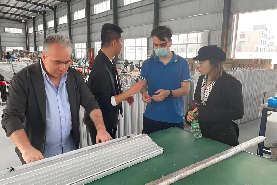 Il cliente visita la fabbrica