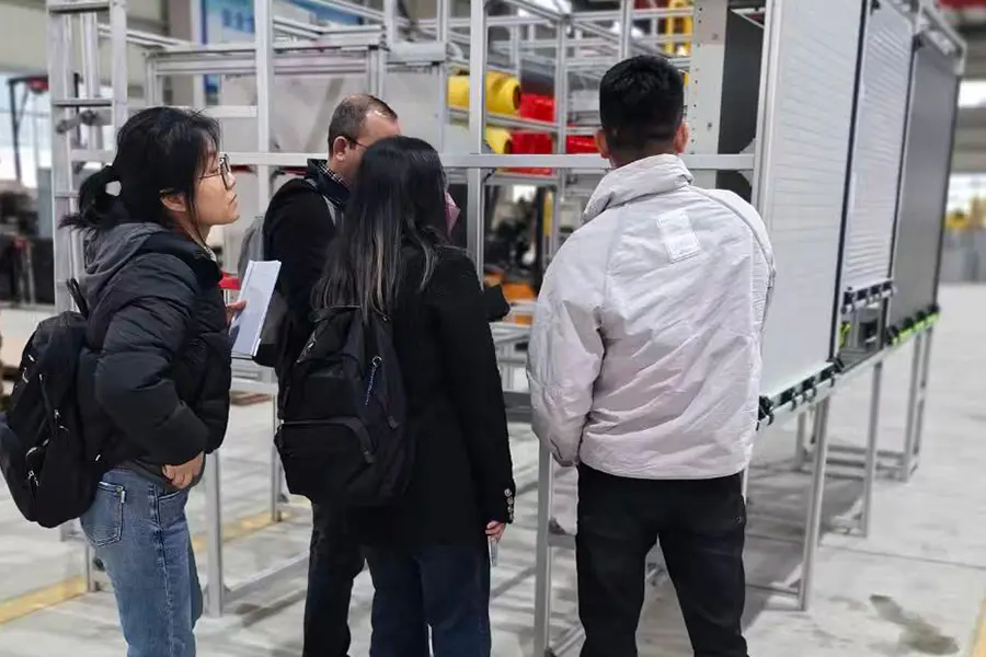 Il cliente visita la fabbrica